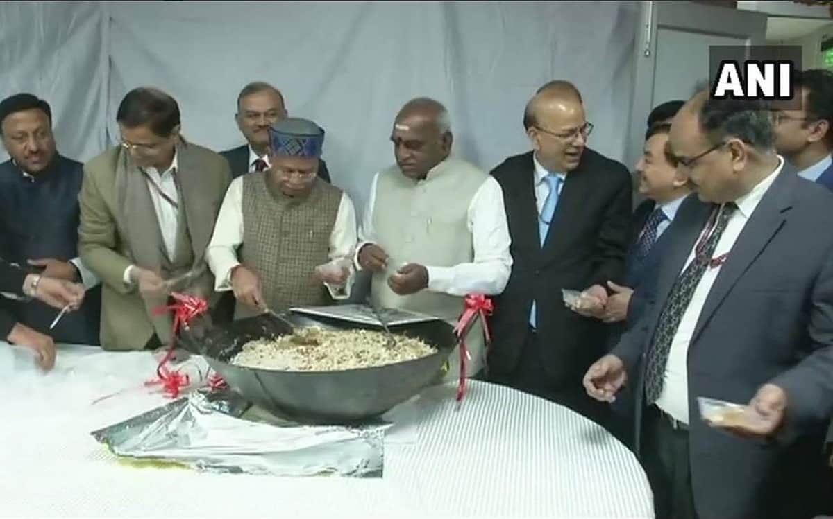 மத்திய நிதியமைச்சர் இல்லாமல் நடந்த பட்ஜெட் தயாரிப்புக்கான அல்வா பூஜை