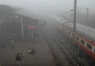 தில்லியில் அடர் பனிப்பொழிவு: 15 ரயில்கள் தாமதம்