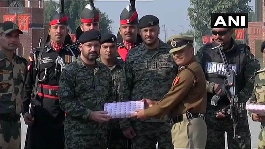 குடியரசு தினம்: அட்டாரி - வாகா எல்லையில் இனிப்புப் பரிமாற்றம்