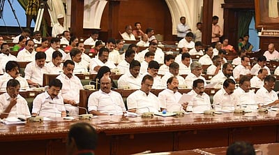 குனிந்து கும்பிட்டு பதவியைப் பெற்றது யார்? பேரவையில் இன்றைய முக்கிய விவாதம் இதுதான்!