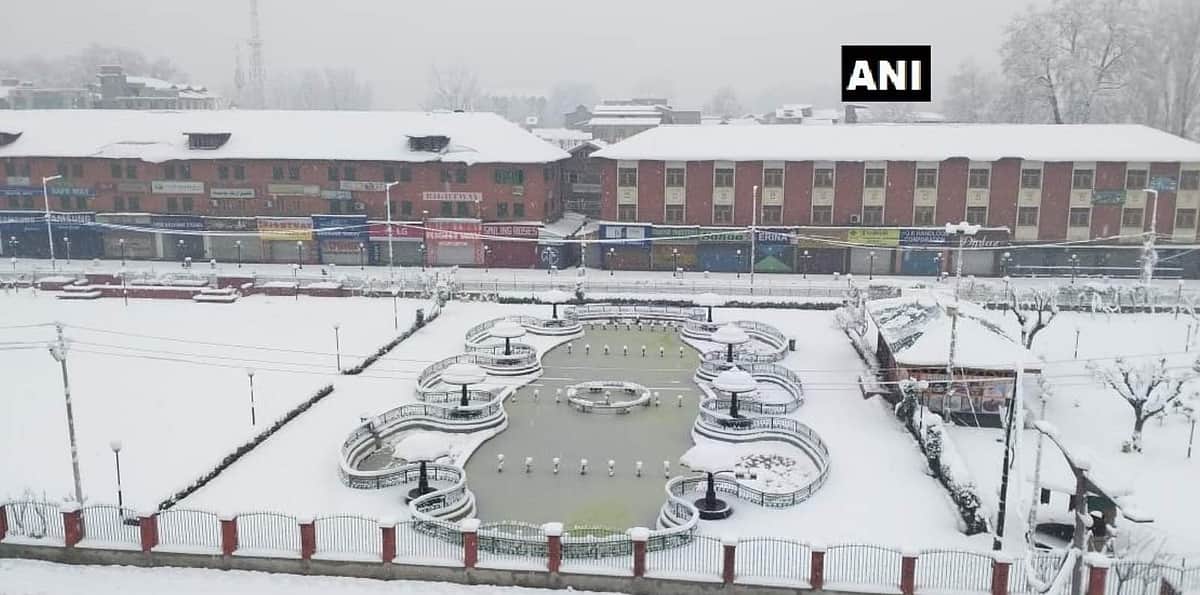 புது வெள்ளை மழை இங்கு பொழிகின்றது: இந்தியாவின் பிற பகுதிகளில் இருந்து காஷ்மீர் துண்டிப்பு