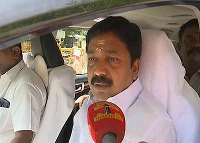 எம்ஜிஆர் நினைவிடத்தில் தனியாக வந்து மரியாதை செலுத்திய சி.வி. சண்முகம்!