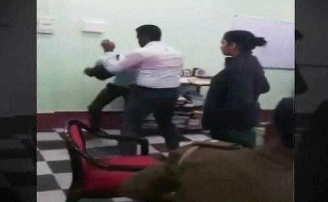 காவல் நிலையத்தின் உள்ளே இளைஞரை கண்மூடித்தனமாகத் தாக்கிய மாவட்ட நீதிபதி (வைரல் விடியோ) 