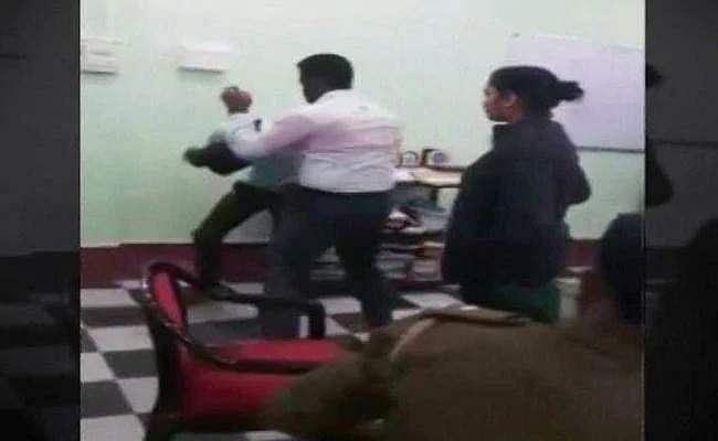 காவல் நிலையத்தின் உள்ளே இளைஞரை கண்மூடித்தனமாகத் தாக்கிய மாவட்ட நீதிபதி (வைரல் விடியோ) 