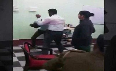 காவல் நிலையத்தின் உள்ளே இளைஞரை கண்மூடித்தனமாகத் தாக்கிய மாவட்ட நீதிபதி (வைரல் விடியோ) 