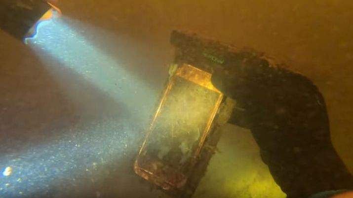 15 மாதங்களுக்கு முன்பு ஆற்றுக்கடியில் தொலைந்து போன ஐபோன் ‘உயிரோடு’ மீட்கப்பட்ட அதிசயம்!