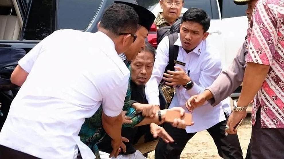 அமைச்சரையும் பாதுகாவலரையும் பொது இடத்தில் கத்தியால் குத்திய இளைஞர் 