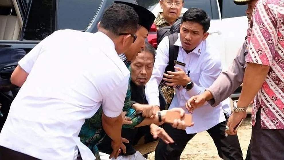 அமைச்சரையும் பாதுகாவலரையும் பொது இடத்தில் கத்தியால் குத்திய இளைஞர் 