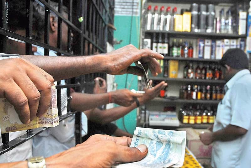 Tasmac shop employees protest in Chennai  