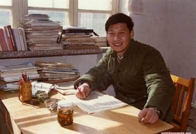 இவர் யாரென்று தெரிகிறதா?  (அதிபரின் அரிதான புகைப்படங்கள்)