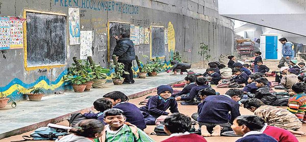 பாலத்தின் அடியில் பள்ளிக்கூடம்!