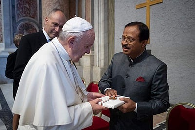 போப் பிரான்சிஸுக்கு 'காந்தியின் பார்வையில் பகவத் கீதை' புத்தகம் பரிசளித்த வெளியுறவுத்துறை இணையமைச்சர்