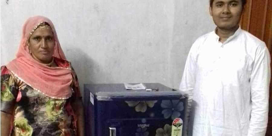 தாய்க்கு பரிசளிக்க 35 கிலோ நாணயங்கள் கொடுத்து ஃபிரிட்ஜ் வாங்கிய  இளைஞன்: மனம் குளிர்ந்து கடை உரிமையாளர் செய்தது என்ன?