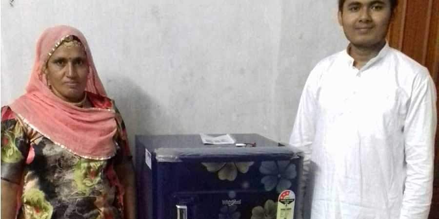 தாய்க்கு பரிசளிக்க 35 கிலோ நாணயங்கள் கொடுத்து ஃபிரிட்ஜ் வாங்கிய  இளைஞன்: மனம் குளிர்ந்து கடை உரிமையாளர் செய்தது என்ன?