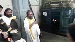 தீா்த்தமலையில் ஸ்ரீஸ்ரீ ரவிசங்கா் சுவாமி தரிசனம்