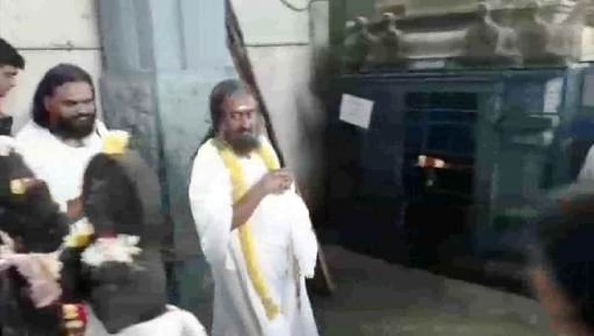தீா்த்தமலையில் ஸ்ரீஸ்ரீ ரவிசங்கா் சுவாமி தரிசனம்