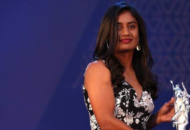 தமிழனாக வாழ்வது பெருமை. ஆனால்..: தமிழில் ட்வீட் செய்து ரசிகருக்குப் பதில் அளித்த மிதாலி ராஜ்