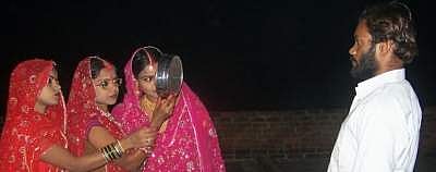 ஒரே நபரைத் திருமணம் செய்து கொண்ட மூன்று சகோதரிகள்: இது மத்தியபிரதேச விநோதம்