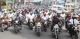 எதிா்த் திசையில் வாகனம் ஓட்டிய 65 போ் மீது வழக்கு