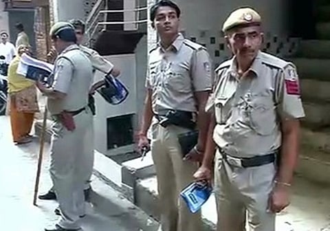 பிளாஸ்டிக் பைகளுக்குப் பதிலாக துணிப்பைகளை விநியோகிக்கும் டெல்லி போலீசார்! மக்கள் அமோக வரவேற்பு