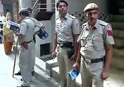 பிளாஸ்டிக் பைகளுக்குப் பதிலாக துணிப்பைகளை விநியோகிக்கும் டெல்லி போலீசார்! மக்கள் அமோக வரவேற்பு