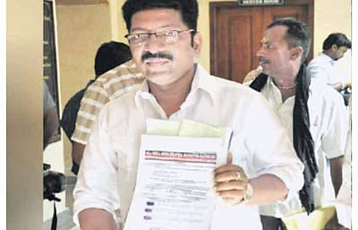 அதிமுக அங்கீகாரம் ரத்து கோரி தலைமை தோ்தல் ஆணையத்தில் திமுக எம்எல்ஏ மனு