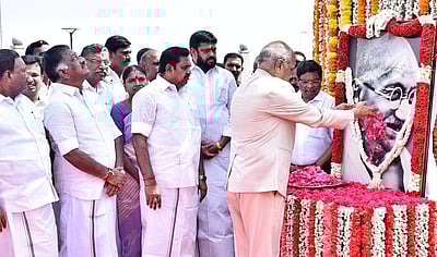 காந்தி சிலைக்கு கவர்னர் - முதல்வர் மலர்தூவி மரியாதை