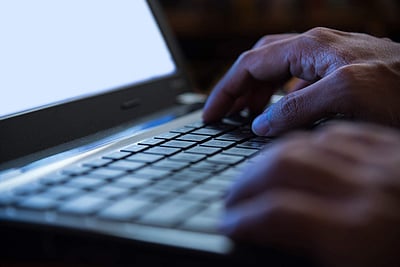 ஆபாசப் படங்களைத் தேடி 6000 யாஹூ கணக்குகளை 'ஹேக்' செய்த பொறியாளர் 