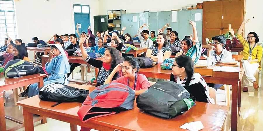 கல்லூரிக்குள் மாணவர்களை அனுமதிப்பதா? - போர்க்கொடி தூக்கிய பீகார் மகளிர் கல்லூரி மாணவிகள்!