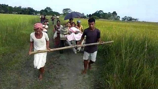 பிரசவ வலியுடன் குதிரை வண்டியில் 8 கிமீ தூரம் பயணித்த கர்ப்பிணி பெண்! அசாம் முதல்வர் தொகுதியின் அவலம் இது..