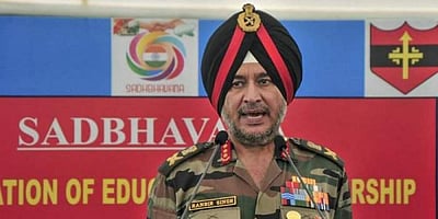 காஷ்மீரில் வடக்கு ராணுவத் தளபதி பயணித்த ஹெலிகாப்டர் விபத்து!