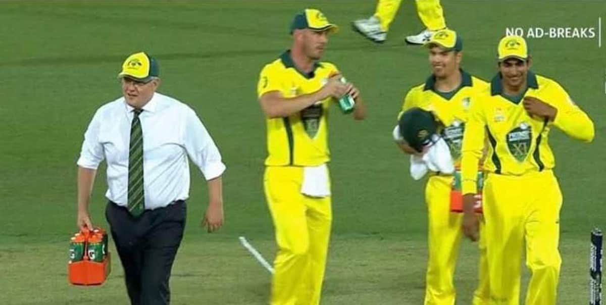 மைதானத்துக்குள் சென்று கிரிக்கெட் வீரர்களுக்கு குளிர்பானங்களை வழங்கிய ஆஸ்திரேலிய பிரதமர்!