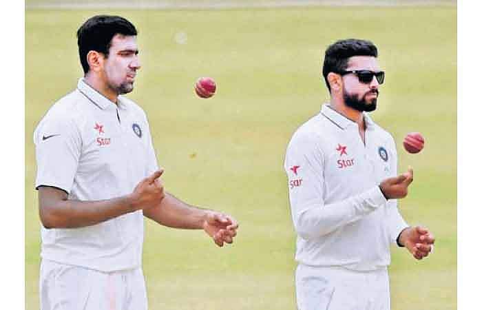 எதிரணியை ஆட்டம் காண வைத்த  இந்திய பந்துவீச்சாளர்கள்!