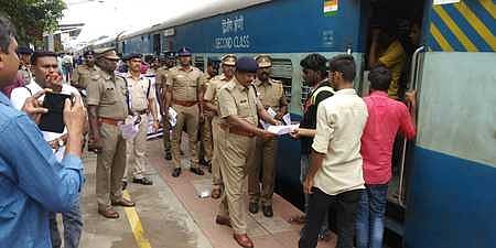 ரயில் பயணிகள் தவறவிட்ட ரூ.79 லட்சம் பொருள்கள் உரியவா்களிடம் ஒப்படைப்பு