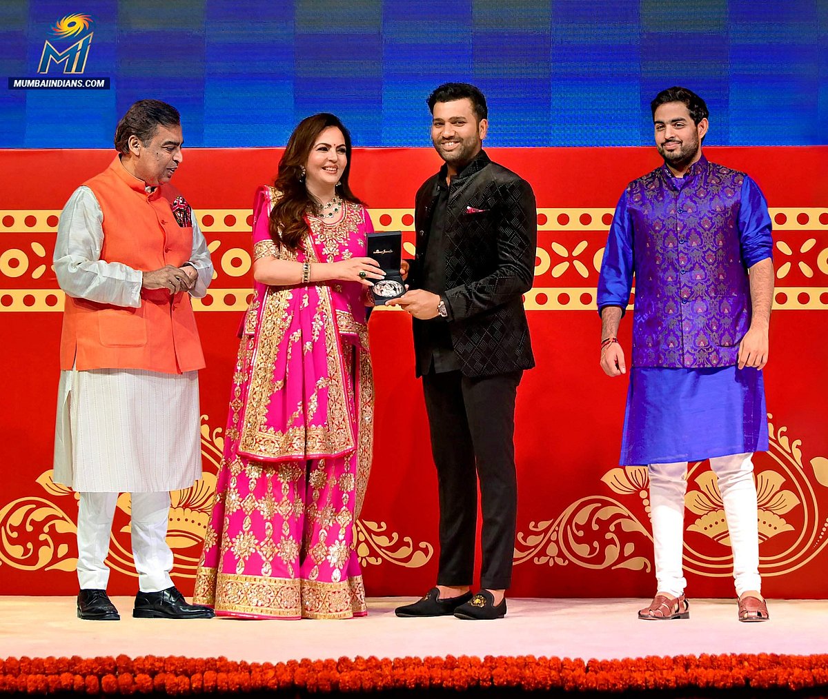 மும்பை இந்தியன்ஸ் வீரர்களுக்குத் தீபாவளி விருந்து: அசத்திய நீதா அம்பானி (படங்கள் & விடியோ)