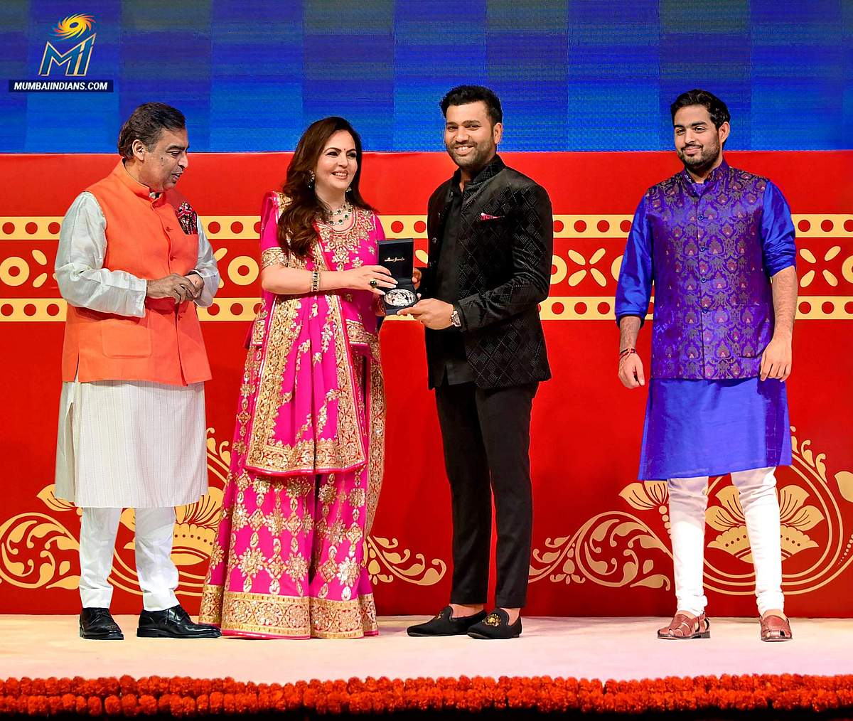 மும்பை இந்தியன்ஸ் வீரர்களுக்குத் தீபாவளி விருந்து: அசத்திய நீதா அம்பானி (படங்கள் & விடியோ)