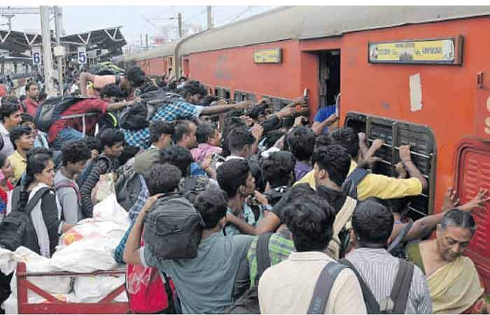 தொடா் விடுமுறையால் ரயில் நிலையங்களில் அலைமோதும் பயணிகள் கூட்டம்: போலீஸாா் கண்காணிப்பு தீவிரம்
