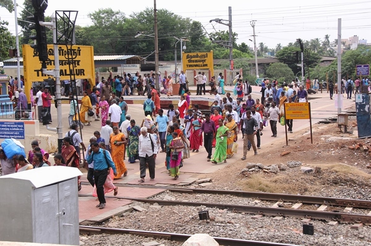 திருவள்ளூா் ரயில் நிலையத்தில் 3 ஆண்டுகளாக கிடப்பில் உள்ள சுரங்கப் பாதைப் பணி