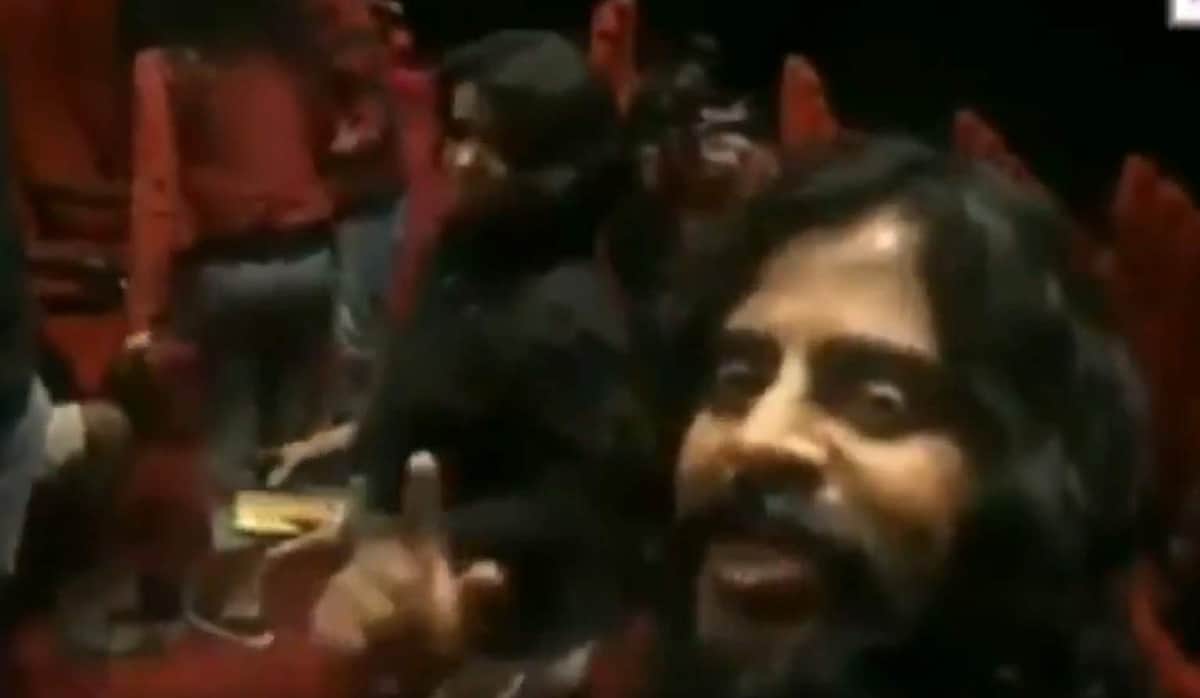 அசுரன் படம் பார்த்தபோது தேசிய கீதத்துக்கு எழுந்து நிற்காத நான்கு பேரை திரையரங்கை விட்டு வெளியேற்றிய நடிகர்!