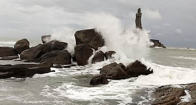 குமரி முக்கடல் சங்கமத்தில் 4 சுவாமி சிலைகள் மீட்பு