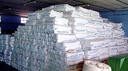 நூல், பஞ்சு விலை உயா்வால் உற்பத்தி பாதியாக குறைப்பு:
திருப்பூா், கோவை விசைத்தறி ஜவுளி உற்பத்தியாளா்கள் முடிவு