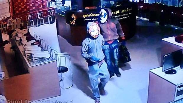 எப்படியிருந்தவர் இப்படி ஆகிட்டார்: புதிய தோற்றத்தில் கொள்ளையன் முருகன்!