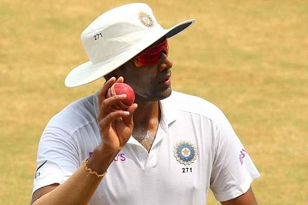 அதிவேக 350 விக்கெட்டுகள்: முரளிதரன் சாதனையை சமன் செய்த அஸ்வின்!