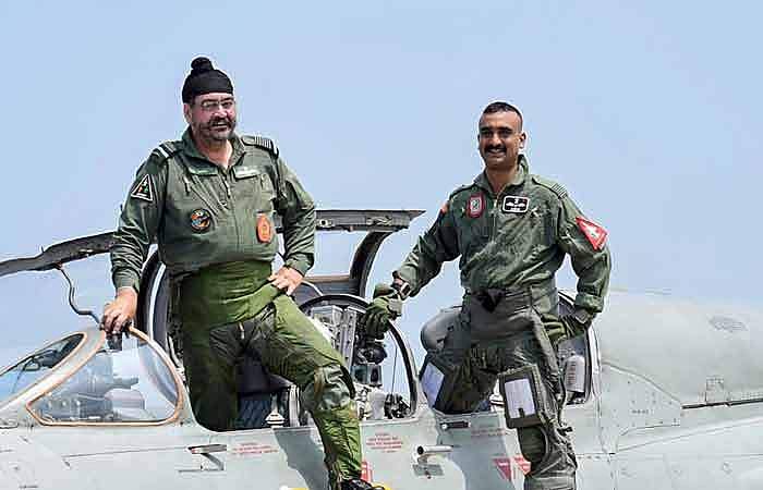 விமானப்படை தினம்: மிக்-21 ரக போர் விமானத்தில் பறந்து சாகசம் செய்த அபிநந்தன்!