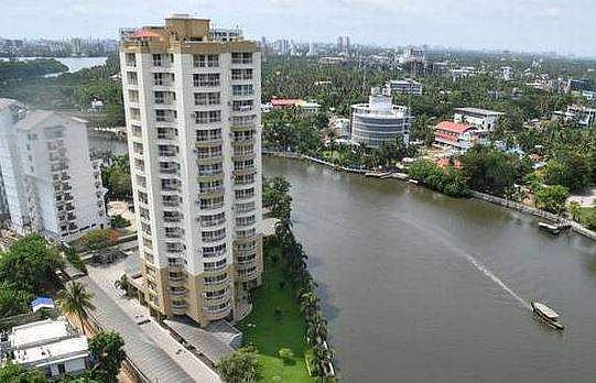 மரடு குடியிருப்பு: இடிக்கப் போவது கட்டடத்தை அல்ல, இவர்களது நொறுங்கிப் போன இதயங்களை!