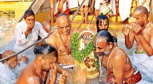 திருப்பதியில் சக்கரத்தாழ்வார் தீர்த்தவாரி! ஆயிரக்கணக்கான பக்தர்கள் தரிசனம்!