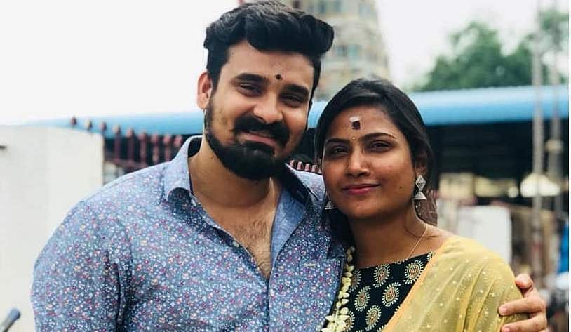 நடிகை மைனா நந்தினிக்கு நடிகருடன் திருமண நிச்சயதார்த்தம்! (படங்கள்)