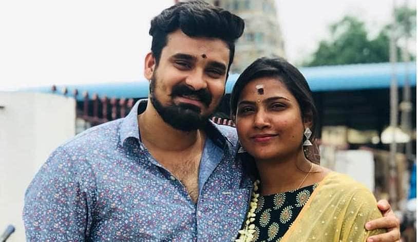 நடிகை மைனா நந்தினிக்கு நடிகருடன் திருமண நிச்சயதார்த்தம்! (படங்கள்)