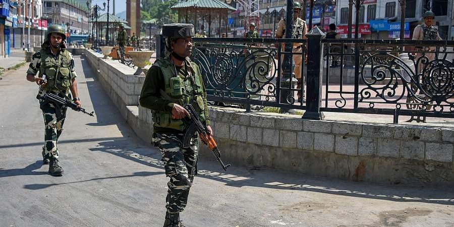 ஜம்மு-காஷ்மீரில் ஊரடங்கைத் தீவிரப்படுத்தும் காவல்துறையினர்
