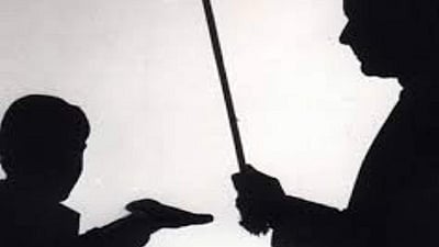 வகுப்பறையில் பாடம் நடத்திக்கொண்டிருந்த ஆசிரியரைத் தாக்கிய மாணவர்கள்!